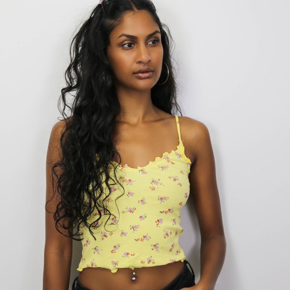 CUTE YELLOW 90'S LOVE CROP TOP